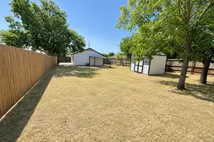 106 Raymond St, Bowie, TX 76230 - Photo 26