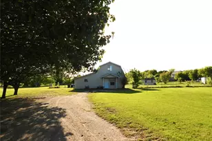 31 Rogers Cir, Krum, TX 76249 - Photo 2