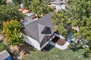 707 W Turner St, Wolfe City, TX 75496 - Photo 4