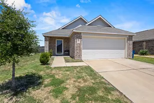 1600 Luke St, Ennis, TX 75119 - Photo 2