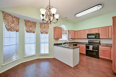 907 Clear Creek Drive, Arlington, TX 76001 - Photo 6
