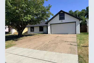 402 W Springdale Lane, Grand Prairie, TX 75052 - Photo 2