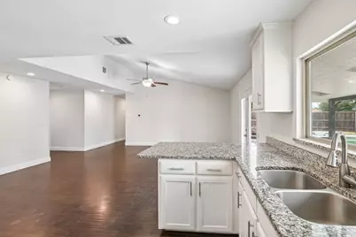 402 W Springdale Lane, Grand Prairie, TX 75052 - Photo 8