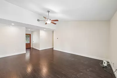 402 W Springdale Lane, Grand Prairie, TX 75052 - Photo 6
