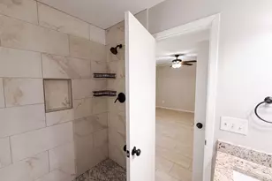 922 Meadowdale Cir, Garland, TX 75043 - Photo 10