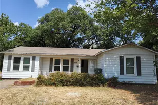 558 Harrison Ln, Hurst, TX 76053 - Photo 2