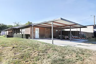 251 Alicia St, Bowie, TX 76230 - Photo 4