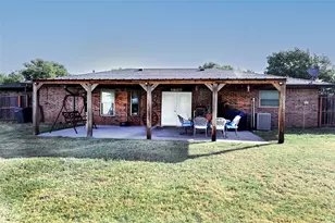 251 Alicia St, Bowie, TX 76230 - Photo 28