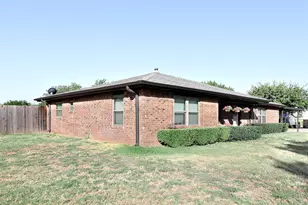 251 Alicia St, Bowie, TX 76230 - Photo 4