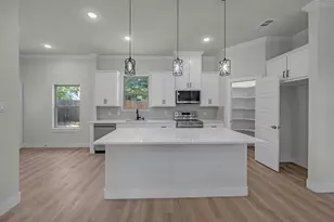 5511 Black Pine Cir, Granbury, TX 76048 - Photo 8