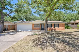 900 NW 11th St, Mineral Wells, TX 76067 - Photo 2