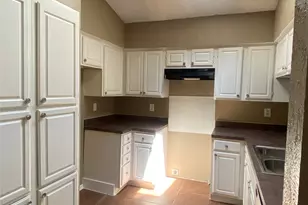 4370 Ashley Ln, Grand Prairie, TX 75052 - Photo 6