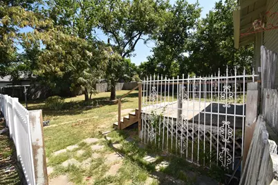 215 E 11th Street, Bonham, TX 75418 - Photo 8