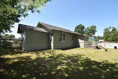 215 E 11th Street, Bonham, TX 75418 - Photo 18
