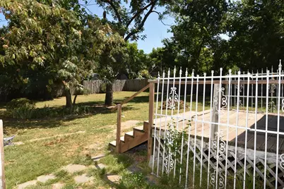 215 E 11th Street, Bonham, TX 75418 - Photo 16