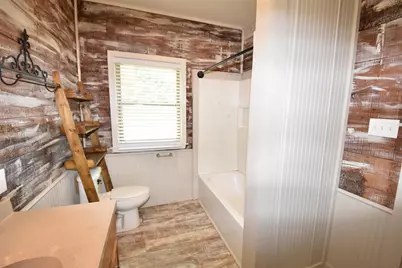 215 E 11th Street, Bonham, TX 75418 - Photo 32