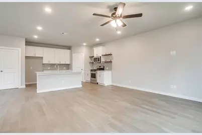 4525 Hogans Alley Drive, Arlington, TX 76001 - Photo 8