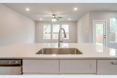 4525 Hogans Alley Drive, Arlington, TX 76001 - Photo 6