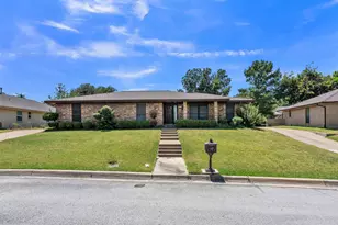 6808 Winchester Ct, Fort Worth, TX 76133 - Photo 2