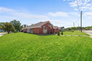 1064 The Meadows Pkwy, DeSoto, TX 75115 - Photo 2