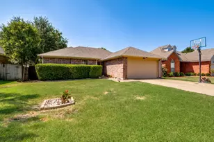 1413 Mockingbird Ln, DeSoto, TX 75115 - Photo 2