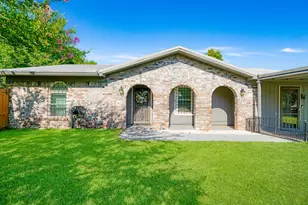 602 S Hall St, Clarksville, TX 75426 - Photo 2
