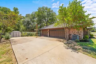 2323 Brookside Dr, Arlington, TX 76012 - Photo 2