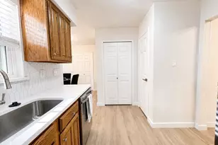 300 Lamesa Ct, Irving, TX 75063 - Photo 10
