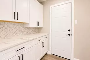 102 E Highland Dr, Irving, TX 75062 - Photo 16