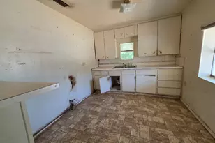 311 Elmo St, Cleburne, TX 76031 - Photo 4
