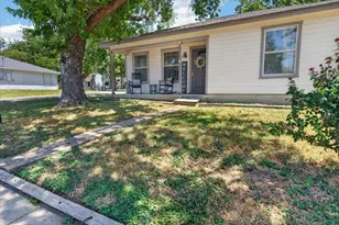 401 S 3rd St, Grandview, TX 76050 - Photo 2