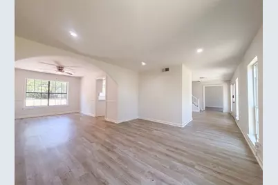 526 Royal Valley Road, Grand Prairie, TX 75052 - Photo 2