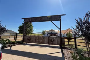 1015 Curry Rd, Waxahachie, TX 75167 - Photo 4
