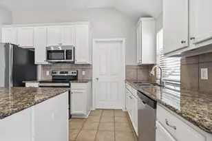 636 Brooks St, Crowley, TX 76036 - Photo 12