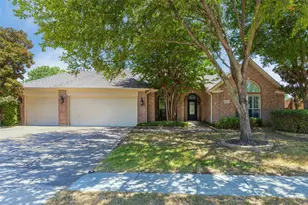 1620 Babbling Brook Dr, Grand Prairie, TX 75050 - Photo 2