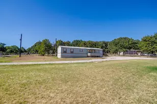 173 Briar Oaks Dr, Azle, TX 76020 - Photo 2