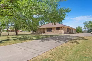 909 McClintic Dr, Groesbeck, TX 76642 - Photo 4