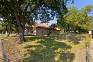 301 W Nelson St, Bowie, TX 76230 - Photo 18