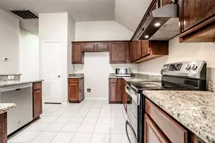 206 Meredith Ct, Irving, TX 75063 - Photo 4