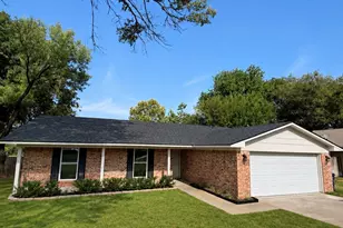 102 S Sendero Dr, Decatur, TX 76234 - Photo 1