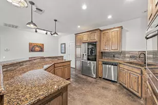 1001 Marigold Ct, Granbury, TX 76049 - Photo 10