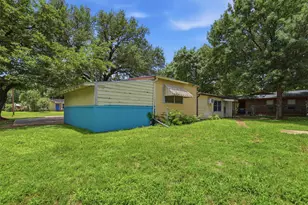 902 W Bridge St, Granbury, TX 76048 - Photo 28