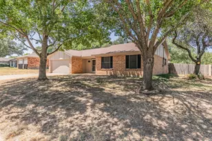 1517 Raintree Ln, Cleburne, TX 76033 - Photo 2