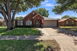 2741 White Oak Dr, Grand Prairie, TX 75052 - Photo 2