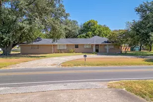 600 E Liberty St, Pilot Point, TX 76258 - Photo 32