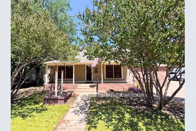 902 W Pearl Street, Granbury, TX 76048 - Photo 1