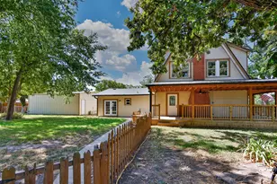 610 S Lee St, Valley View, TX 76272 - Photo 2