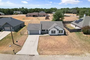 624 Lunar Cir, Granbury, TX 76049 - Photo 26