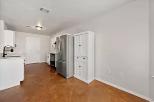 624 Lunar Cir, Granbury, TX 76049 - Photo 4