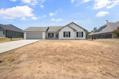 624 Lunar Circle, Granbury, TX 76049 - Photo 1